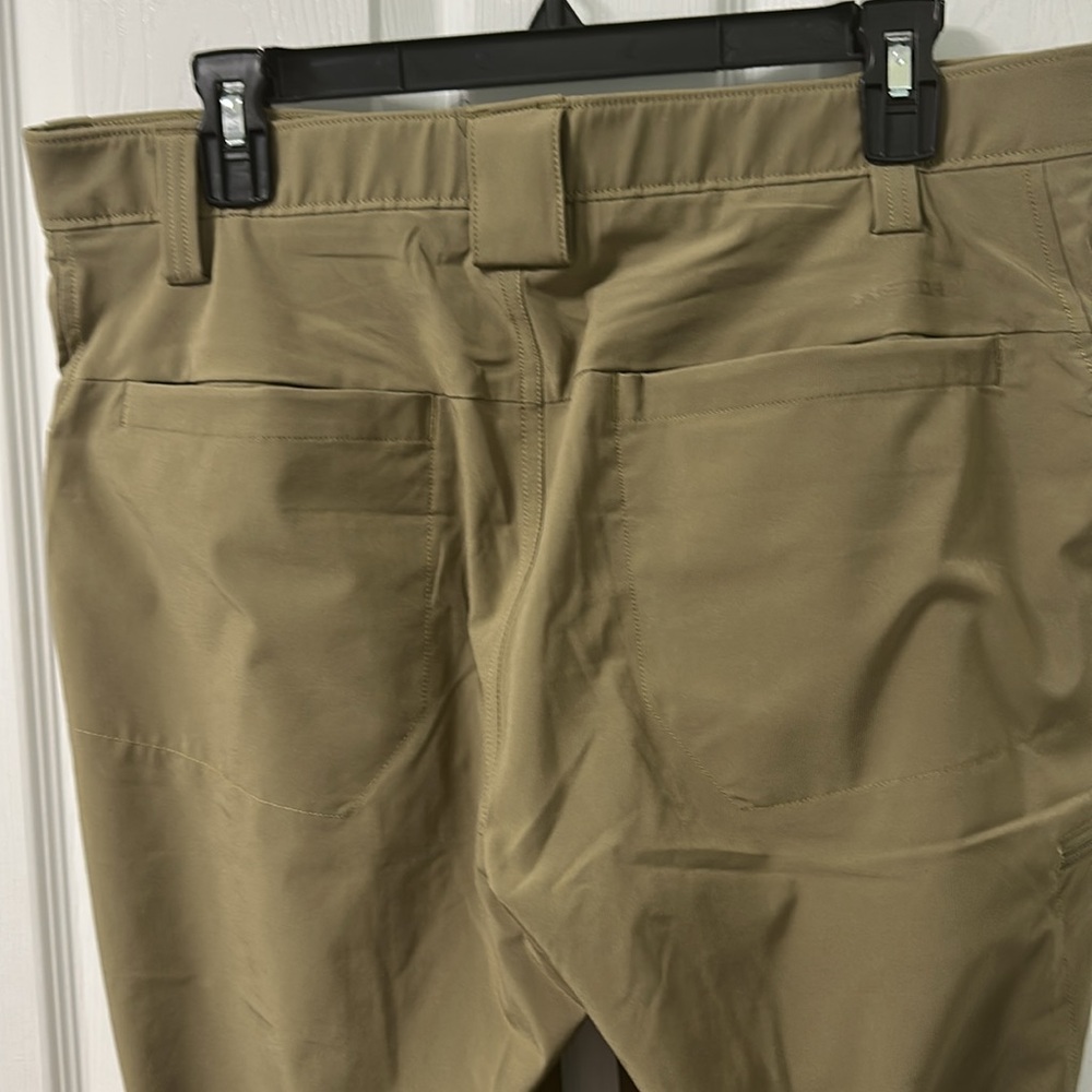 EUC! Under Armour Performance Men's Dark Khaki Pants size 34x32. No flaws! - Picture 6 of 8